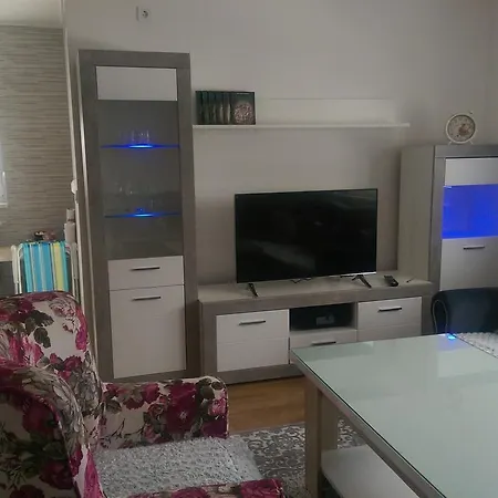 Stan Apartman Osmic * توزلا