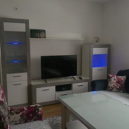 Stan Apartman Osmic * توزلا