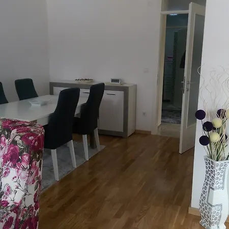 Stan Apartman Osmic * توزلا