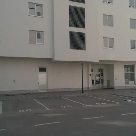 Stan Apartman Osmic * توزلا